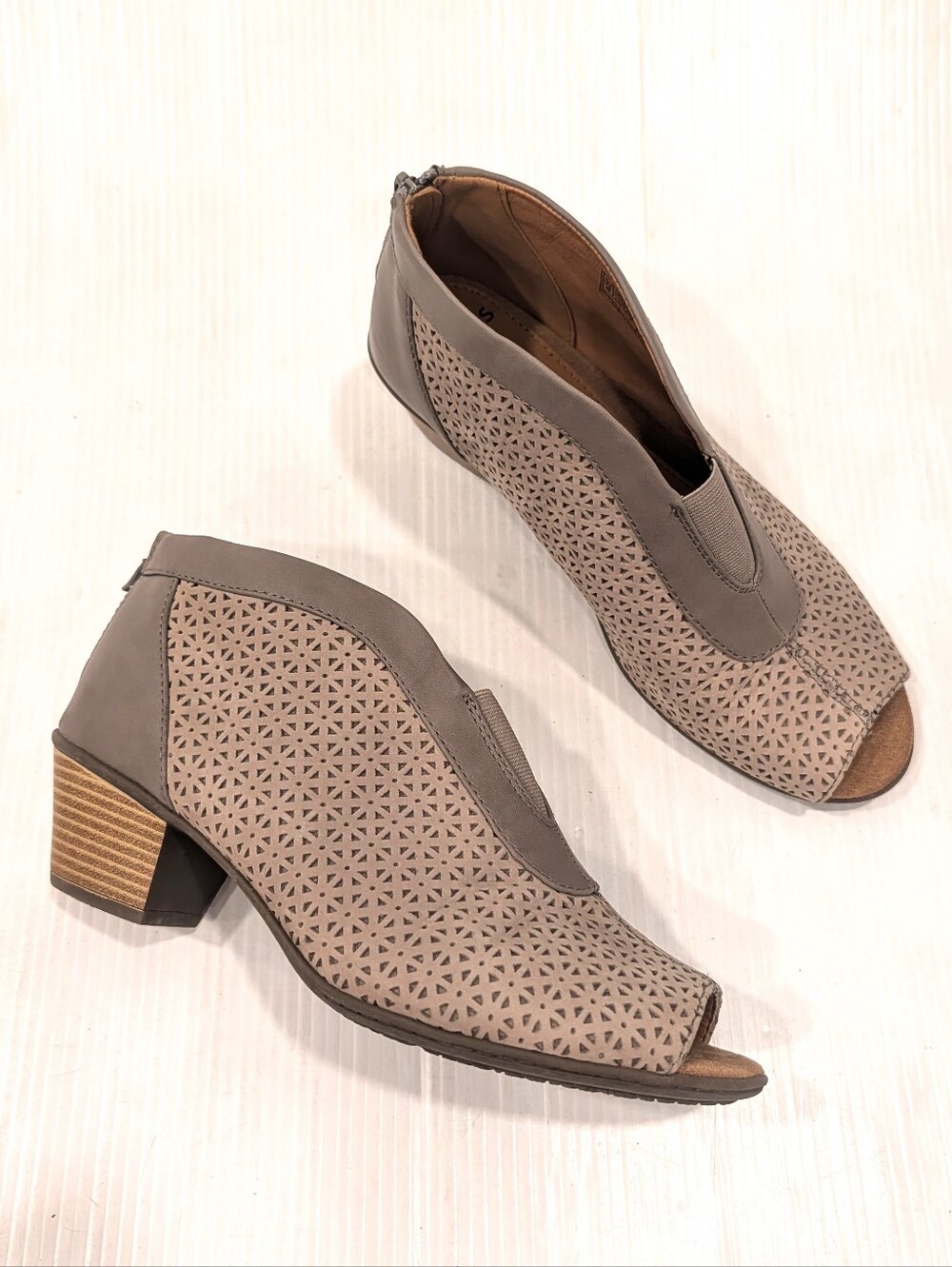 EARTH Carden Women's Taupe Perforated Open-Toe Ankle Booties Size 9.5